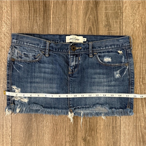 Abercrombie & Fitch Frayed Hem Vintage Denim Mini Skirt - Blue - Picture 2 of 3